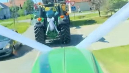 Na jednoj svadbi nedavno održanoj u Srbiji zabeležen je prizor koji je mnoge iznenadio, nasmejao i oduševio. Kolona automobila na svadbi izgledala je potpuno drugačije nego što se obično očekuje