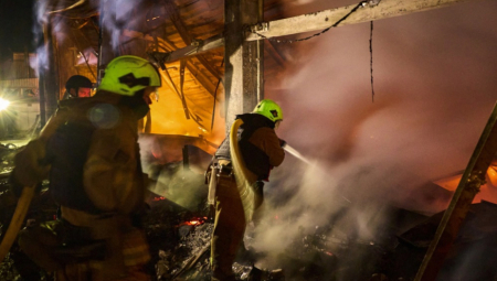 U ulici Sime Pogačarevića, u naselju Klenak u Rumi, došlo je do ponovnog izbijanja požara u radnji koja izrađuje ramove za ikone.