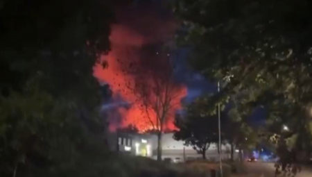 Službe za hitne slučajeve pozvane su da intervenišu zbog eksplozije koja je izbila u skladištu u industrijskoj zoni Graundvel u Svindonu, saopštila je policija Viltšira.