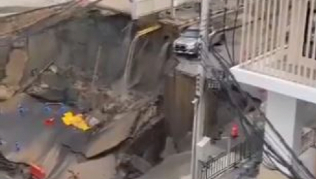 Fotografije i videosnimci urušavanja brzo su postali viralni – prikazuju automobile koji pokušavaju da se udalje u rikverc i pešake koji beže