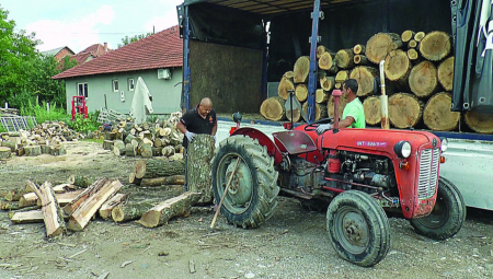 Počela je jesen, a sa njom i udarničke pripreme domaćina za predstojeću zimu. Ogrev je prvi, a neretko i najskuplja stavka na listi. Seče se, struže, slaže i meri ogrev, a oni najvredniji već su obezbedili drva za predstojeću zimu.