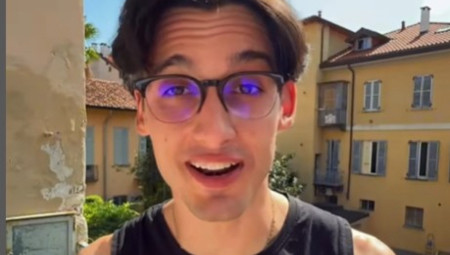 Alberto Ravanjani, sveštenik iz Italije poznat na društvenim mrežama pod nadimkom zgodni sveštenik, i sa više od 270 hiljada pratilaca, našao se u centru skandala nakon što je na Instagramu objavio reklamu za dodatke ishrani