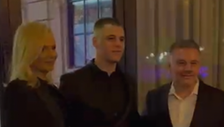 Pred sam početak slavlja izašao je sa lepom suprugom koja se gotovo nikad nije pojavila u javnosti