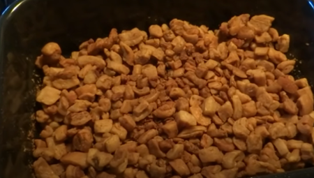 Čvarci su neizostavan deo gastronomske ponude u regionu. Priprema počinje topljenjem svinjske masti, a završava se hrskavim komadićima koji se potom presuju.