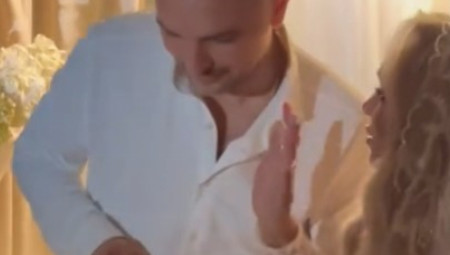 Na jednoj svadbi u Ukrajini, scena sa tortom pretvorila se u pravi viralni hit. Mlada Olga je tortu ukrasila malinama, dok je mladoženja Volodimir dodavao borovnice, a sve je pratila čuvena italijanska pesma "Sara perche ti amo"