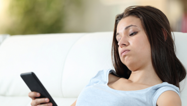 žena gleda u telefon