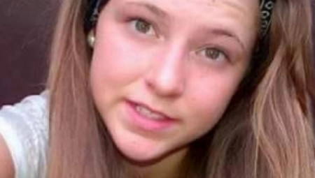 Atina Orčard bila je srećno i veselo dete iz velike porodice, odrastajući uz roditelje Dina i Karolajn, šest sestara i tri brata