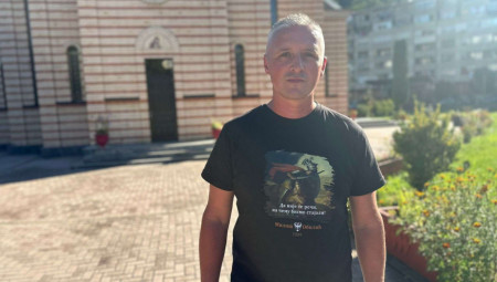 Po blagoslovu vladike mileševskog Atanasija, policajac Vladimir Penezić iz Priboja, zajedno sa kolegama Strahinjom Bjelićem i Markom Marinkovićem, kreće u humanu misiju i pokloničko putovanje.