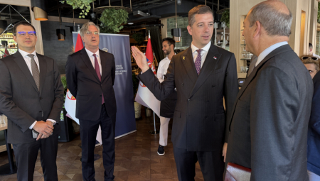 Modernizacija železničkog koridora Beograd–Trst donosi brže transportne rute, smanjenje gužvi na granicama i godišnje uštede od 130 miliona evra, poručio predsednik PKS Marko Čadež na skupu u Njujorku.