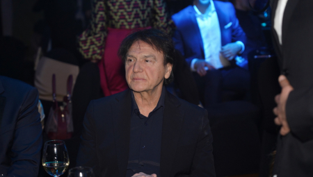 Sve vreme se smeškao, te se moglo zaključili da je vrlo fino rasoložen