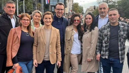 Predsednica Skupštine Ana Brnabić priključila se Beograđanima u mirnoj šetnji protiv blokada