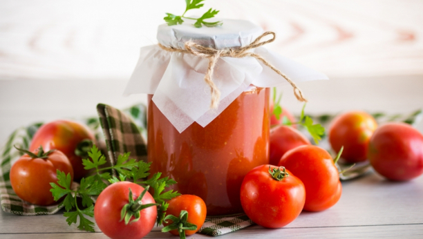 mleveni nekuvani paradajz