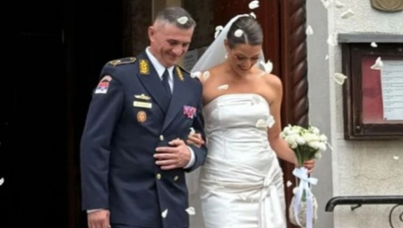 I dok se otkrivaju novi detalji, Teodorina prijateljica otkriva da ne pamti da je njena drugarica ikada bila ovako srećna