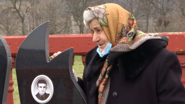 Stojadinova majka kraj groba sina heroja