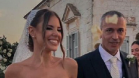 Belo cveće, kristalne čaše, biseri, mnoštvo sveća, mladenačka torta od pet spratova, kao i ostatak magične dekoracije, ostavili su sve bez teksta.