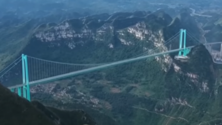 Najviši most na svetu izgrađen je u Kini i zvanično otvoren za saobraćaj.