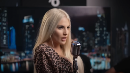 Međutim, sada ju je taj život umorio, pa je odlučila da prestane da nastupa na istim