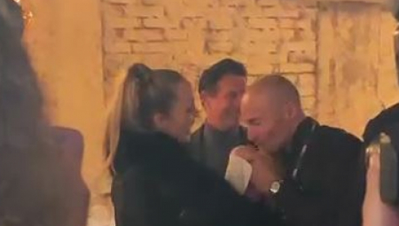 Kosana se pojavila vidno raspoložena, a svi okupljeni su bili oduševljeni njenim stajlingom.