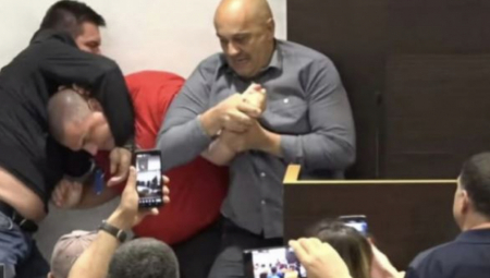 Sednica Skupštine grada Kraljeva sa tačkama koje su izuzetno značajne za život naših sugrađana, a na strani opozicije opstrukcija i nasilje. Predstava koju igraju za društvene mreže, svako u svojoj ulozi, a kamera tajkunskih televizija označava start. Sve u njihovu političku korist, a ne u korist građana, onih koji su ih, na ta mesta, birali, navodi se u saopštenju predsednika Gradskog odbora Srpske napredne stranke u Kraljevu, rr Predraga Terzića.