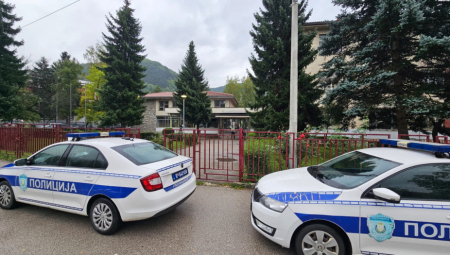 Dojave o bombama koje su stigle na adrese nekoliko škola u Srbiji poslala je ista osoba, a stigle su sa iste imejl adrese, uz isto propratno pismo, piše Informer