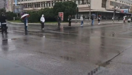 Dok predsednik Aleksandar Vučić otvara nove pruge i projekte koji treba da razvijaju Srbiju i povezuju je sa regionom, grupa zgubidana ponovo je izašla na ulice