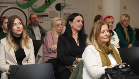 Danas je zvanično predstavljen e-Mama, inovativna digitalna platforma namenjena roditeljima i deci koji se suočavaju sa izazovima savremenog roditeljstva u digitalnom okruženju.