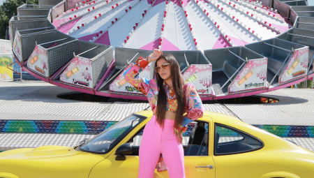 Pored potpune promene muzičkog pravca u novoj pesmi, ona ih je raspametila i izgledom i apsolutnom promenom imidža.