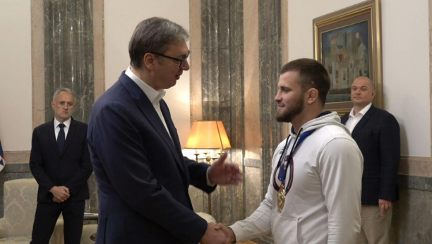 Sastanak predsednika Vučića sa osvajačem zlatne medalje u rvanju Aleksandrom Komarovim