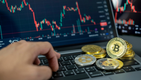 Biznismen iz Podgorice tvrdi da je iskeširao 320.000 evra šestočlanoj grupi koja mu je obećavala brzu zaradu ulaganjem u kriptovalute, zbog čega sad policija i tužilaštvo istražuju taj slučaj i utvrđuju da li je reč o prevari.