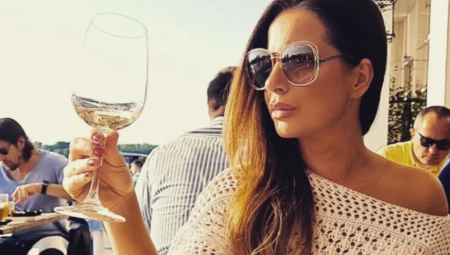 U prvom planu su bile njene grudi