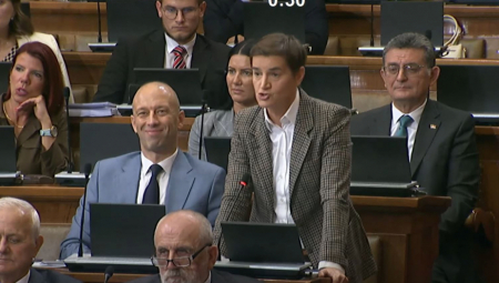 Ana Brnabić oštro je odgovorila Radomiru Lazoviću u Skupštini Srbije, koji je rekao da su se žalili nemačkom kancelaru.