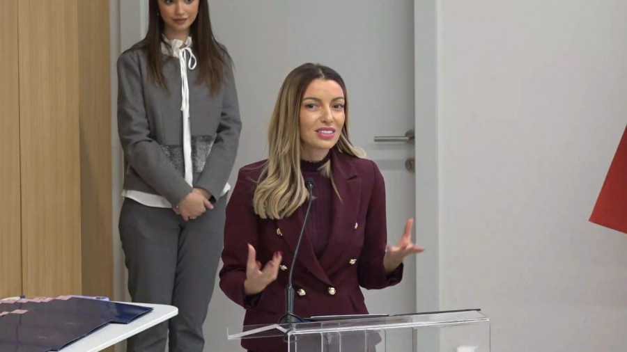 Predsednik Vlade Đuro Macut i ministarka privrede Adrijana Mesarović uručuju rešenje o subvencijama