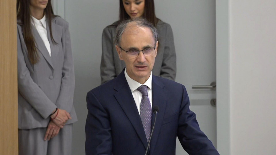 Predsednik Vlade Đuro Macut i ministarka privrede Adrijana Mesarović uručuju rešenje o subvencijama
