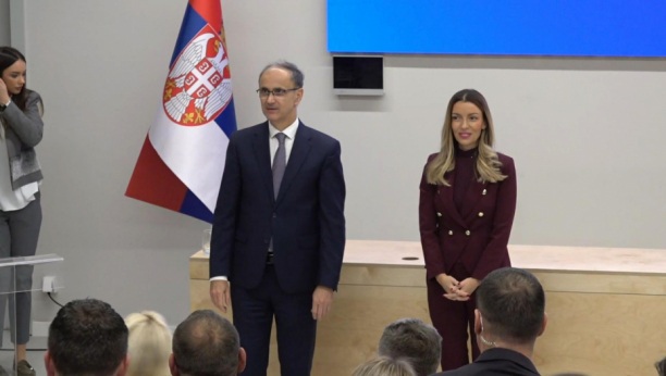 Predsednik Vlade Đuro Macut i ministarka privrede Adrijana Mesarović uručuju rešenje o subvencijama