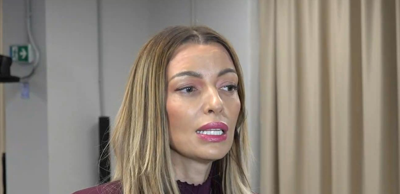 Predsednik Vlade Đuro Macut i ministarka privrede Adrijana Mesarović uručuju rešenje o subvencijama