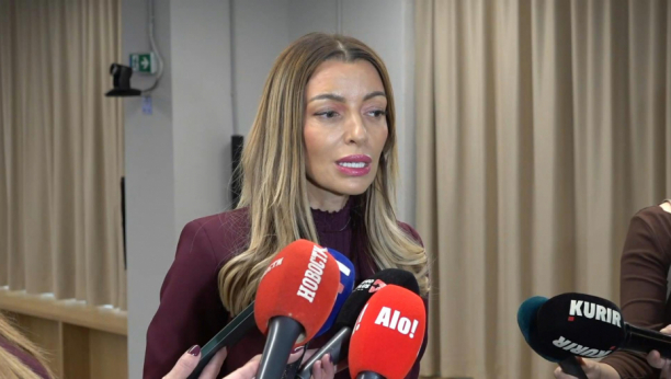 Predsednik Vlade Đuro Macut i ministarka privrede Adrijana Mesarović uručuju rešenje o subvencijama