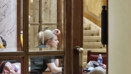 Novinarka blokaderskih medija, Žaklina Tatalović, šokirala je sve danas prisutne u Skupštini Srbije.