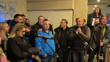 Sin Dino, ali i njegovi bližnji zajedno su pevaču odali počast sa okupljenim građanima