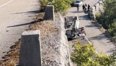 Jedna osoba je smrtno stradala, a šest je povređeno u saobraćajnoj nesreći koja se jutros dogodila na starom putu Bogetići-Glava Zete, u Opštini Nikšić, potvrđeno je Televiziji Vijesti iz policije