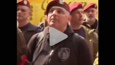 Policija u Kragujevcu danas je izvršila je pretres stana i prostorija u mestu Vlakca koje koristi Svetomir Krsmanović, bivši pripadnik SAJ i specijalista miner iz Novog Sada koji je aktivan na blokadama u ulozi tzv. veterana.