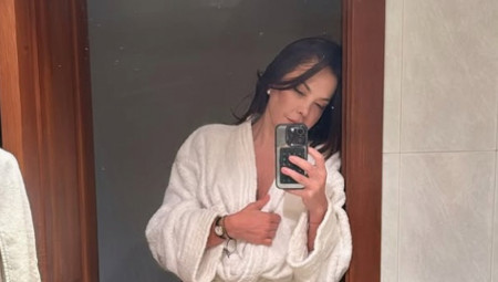 Pozirala je prekrivena samo pokrivačem, dok je selfi uslikala u opuštenom izdanju