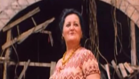 Mica je ostala upamćena i po ulozi u filmu „Lepa sela lepo gore“. I dan-danas rečenice „Šut, bolan, erotika“, kao i „Vid ćune, prava pionirska“ izgovaraju mnogi