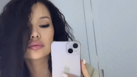 Jedan od razloga za zabunu je to što je nekoliko navijača mislilo da ona nije rodila golmana Kairata Šerhana Kalmurzu (18).