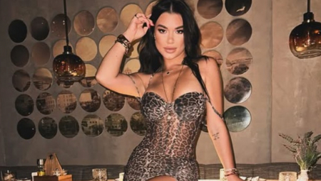 Ovoga puta odabrala je dugu belu haljinu sa golim ramenima, koja je imala veliki prorez ispod grudi, pa je njen stomak došao u prvi plan