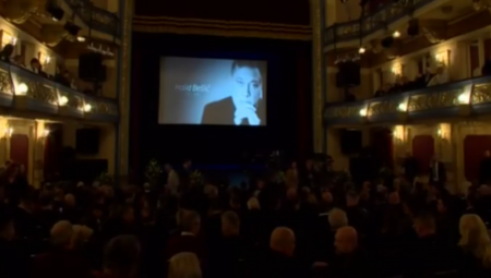 Ispred Narodnog pozorišta u Sarajevu postavljene su stolice i veliki led ekran preko kog će građani moći da prate komemoraciju