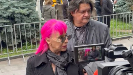 Podsećanja radi, pevačica je i ranije tvrdila da je bračni par devedesetih, kada su u državnoj diskografskoj kući vedrili i oblačili, imao crnu listu pevača