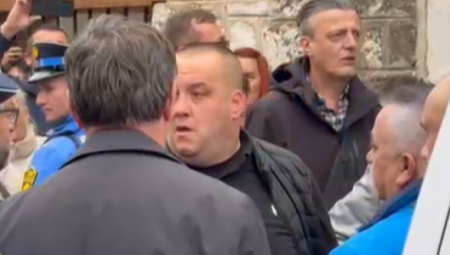 Među prvima je stigao pevač Dino Merlin, nem od bola i tuge