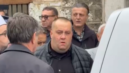 Ispred džamije okupio se ogroman broj ljudi