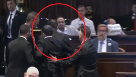 Tokom obraćanja američkog predsednika Donalda Trampa u izraelskom parlamentu Knesetu, došlo je do iznenadnog prekida kada su dvojica poslanika izvedena iz sale.