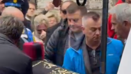 Na vrhu sanduka nalazi se bosanski fes